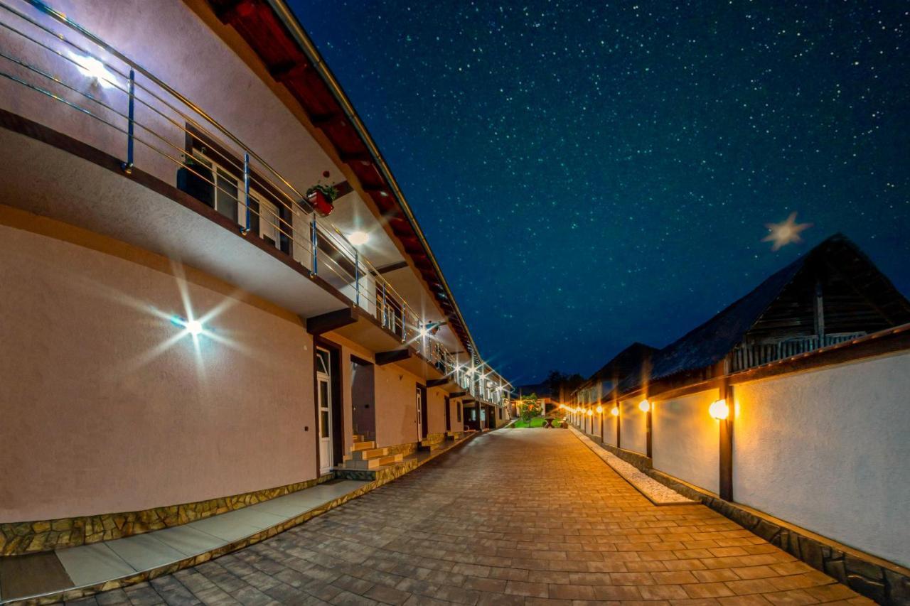 Casa Alex Hotell Novaci-Străini Exteriör bild