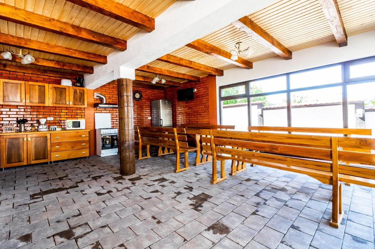 Casa Alex Hotell Novaci-Străini Exteriör bild