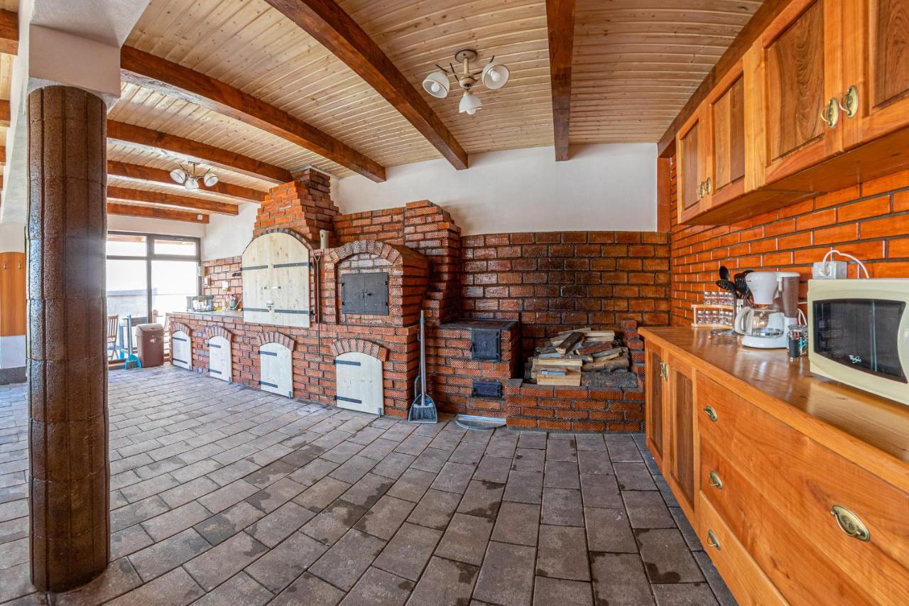 Casa Alex Hotell Novaci-Străini Exteriör bild