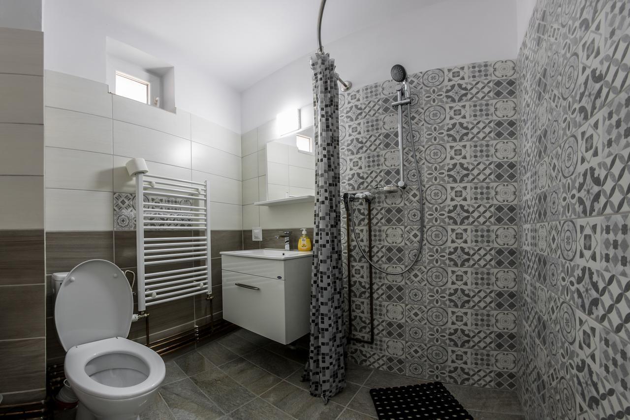 Casa Alex Hotell Novaci-Străini Exteriör bild