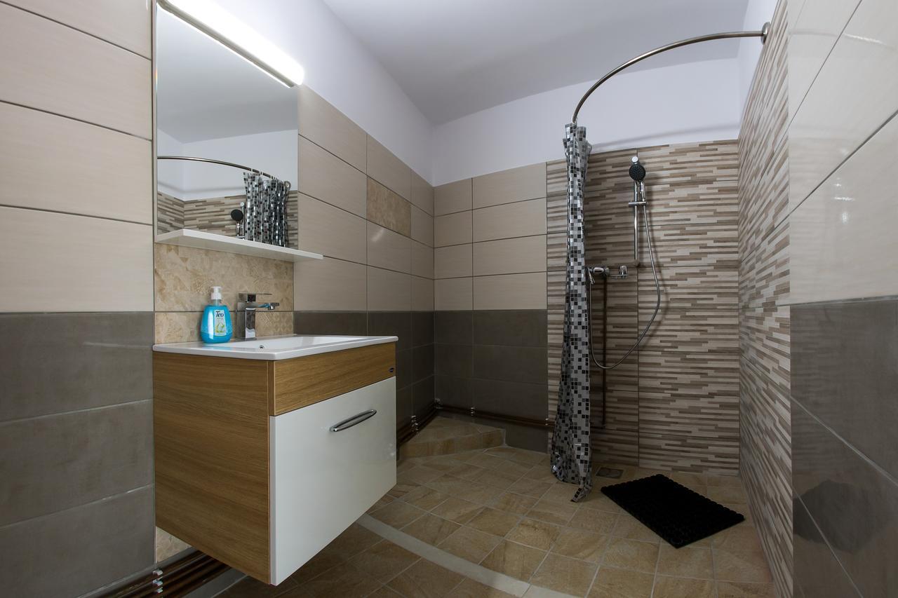 Casa Alex Hotell Novaci-Străini Exteriör bild