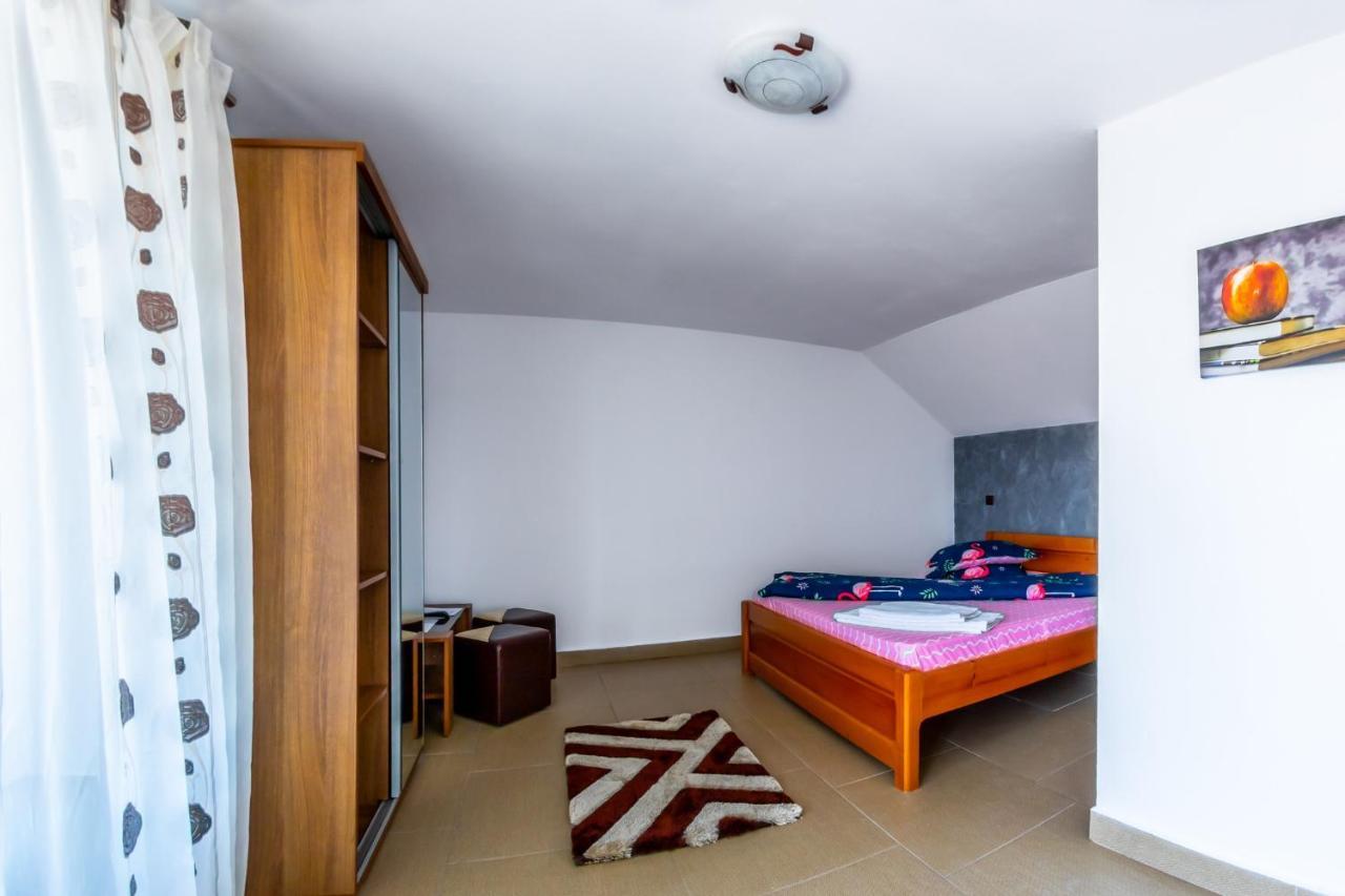 Casa Alex Hotell Novaci-Străini Exteriör bild