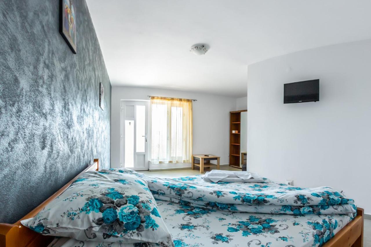 Casa Alex Hotell Novaci-Străini Exteriör bild