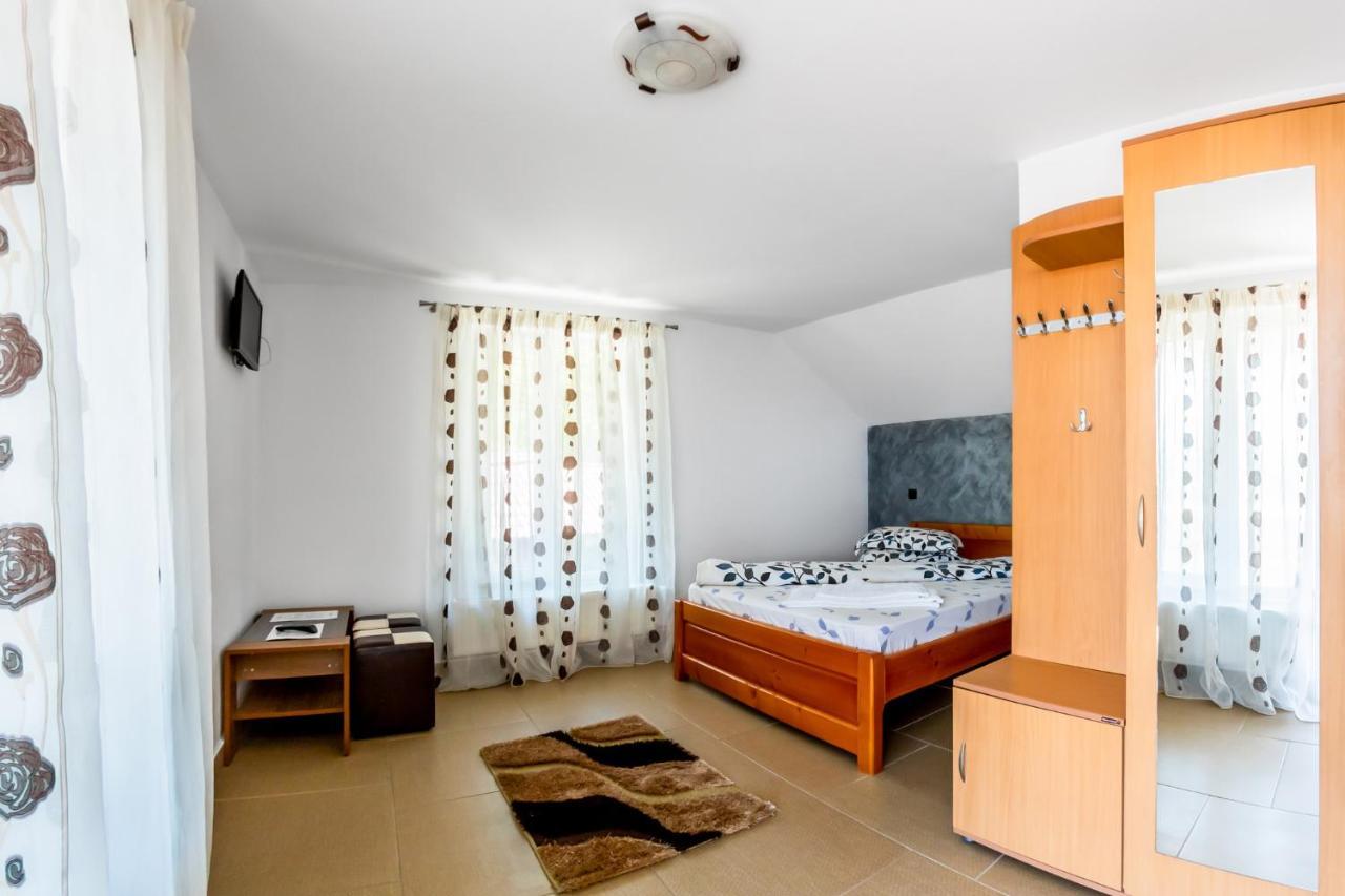 Casa Alex Hotell Novaci-Străini Exteriör bild
