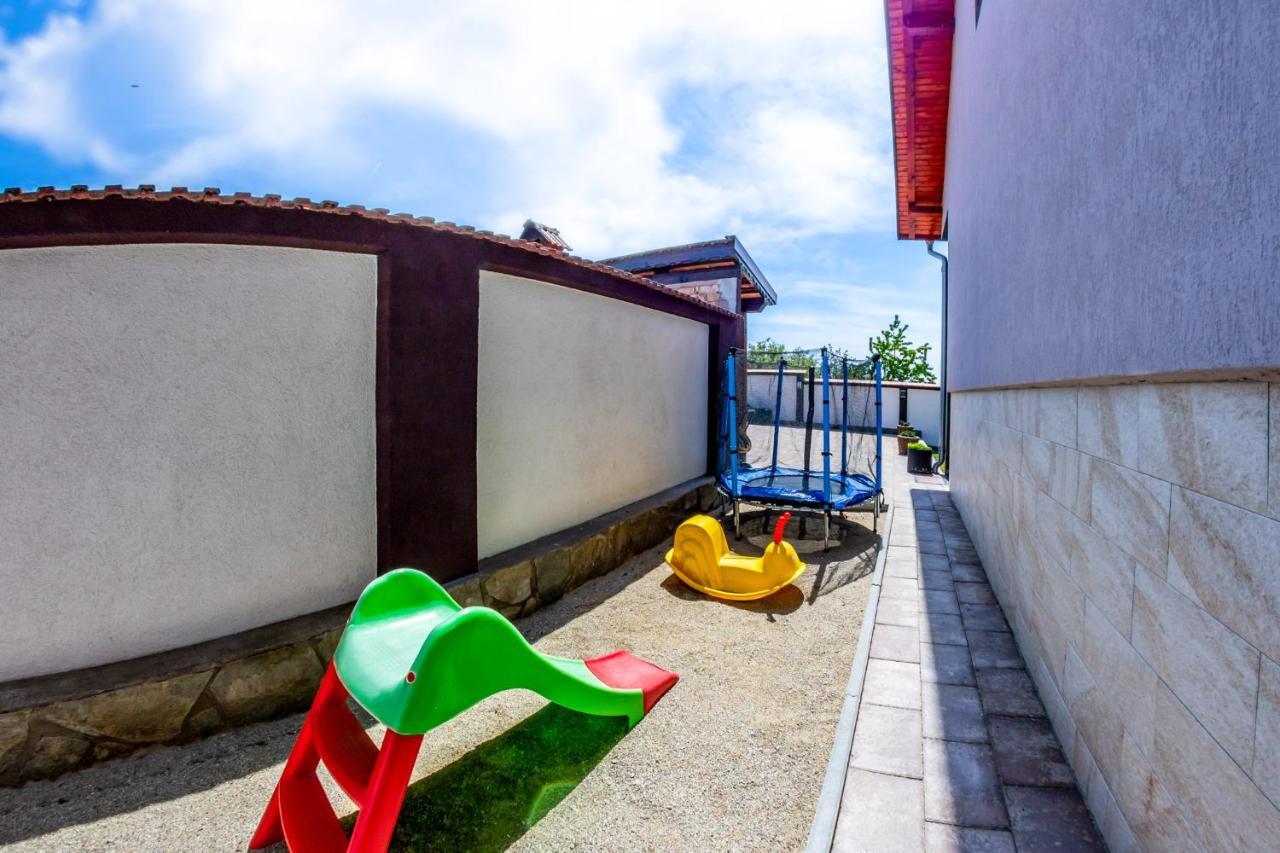Casa Alex Hotell Novaci-Străini Exteriör bild