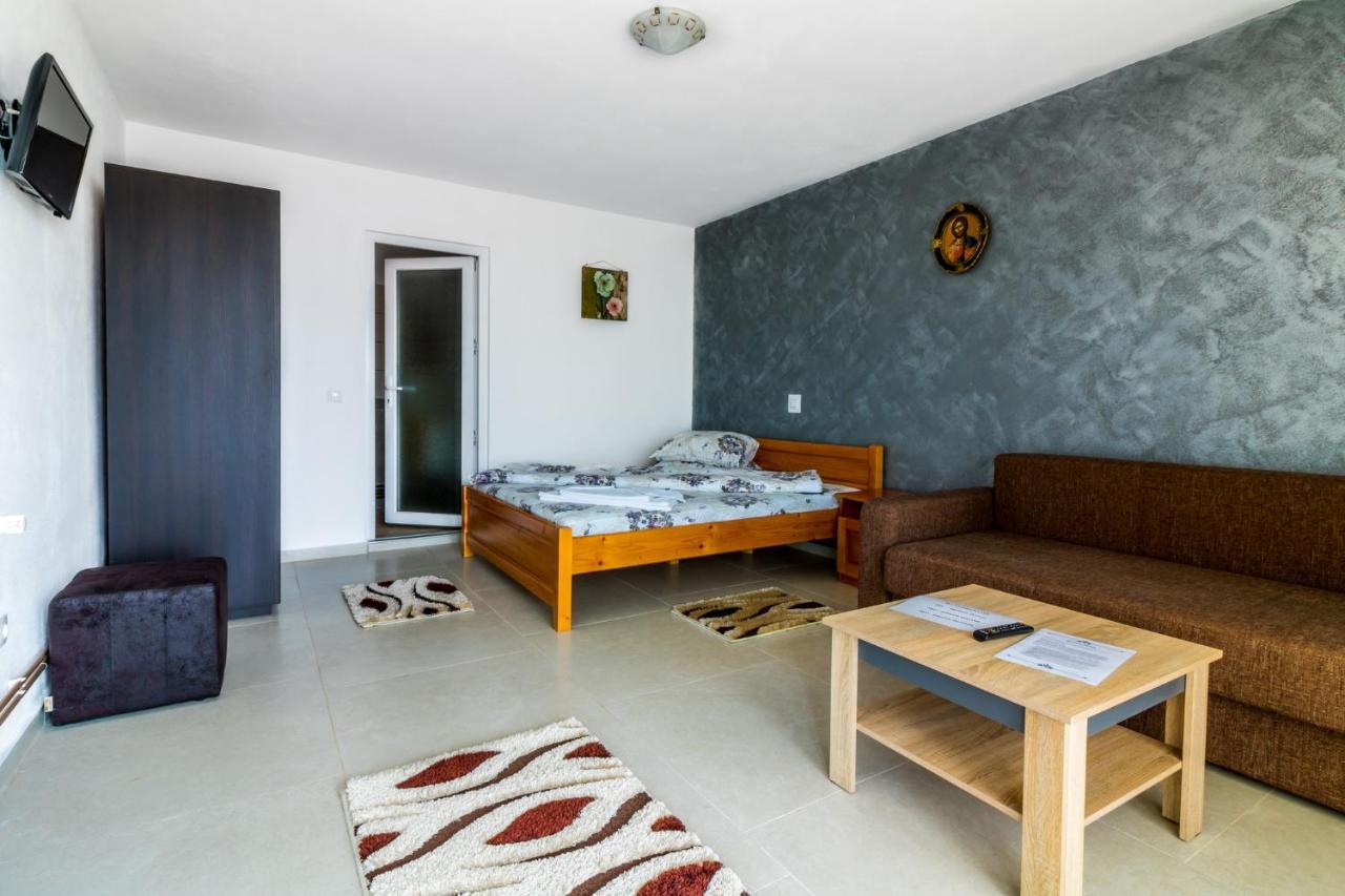 Casa Alex Hotell Novaci-Străini Exteriör bild