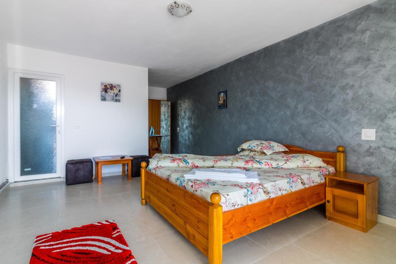 Casa Alex Hotell Novaci-Străini Exteriör bild