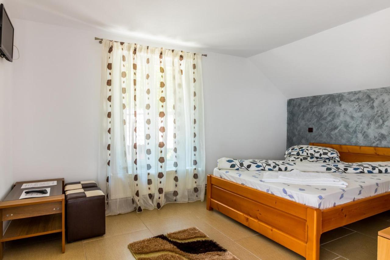 Casa Alex Hotell Novaci-Străini Exteriör bild