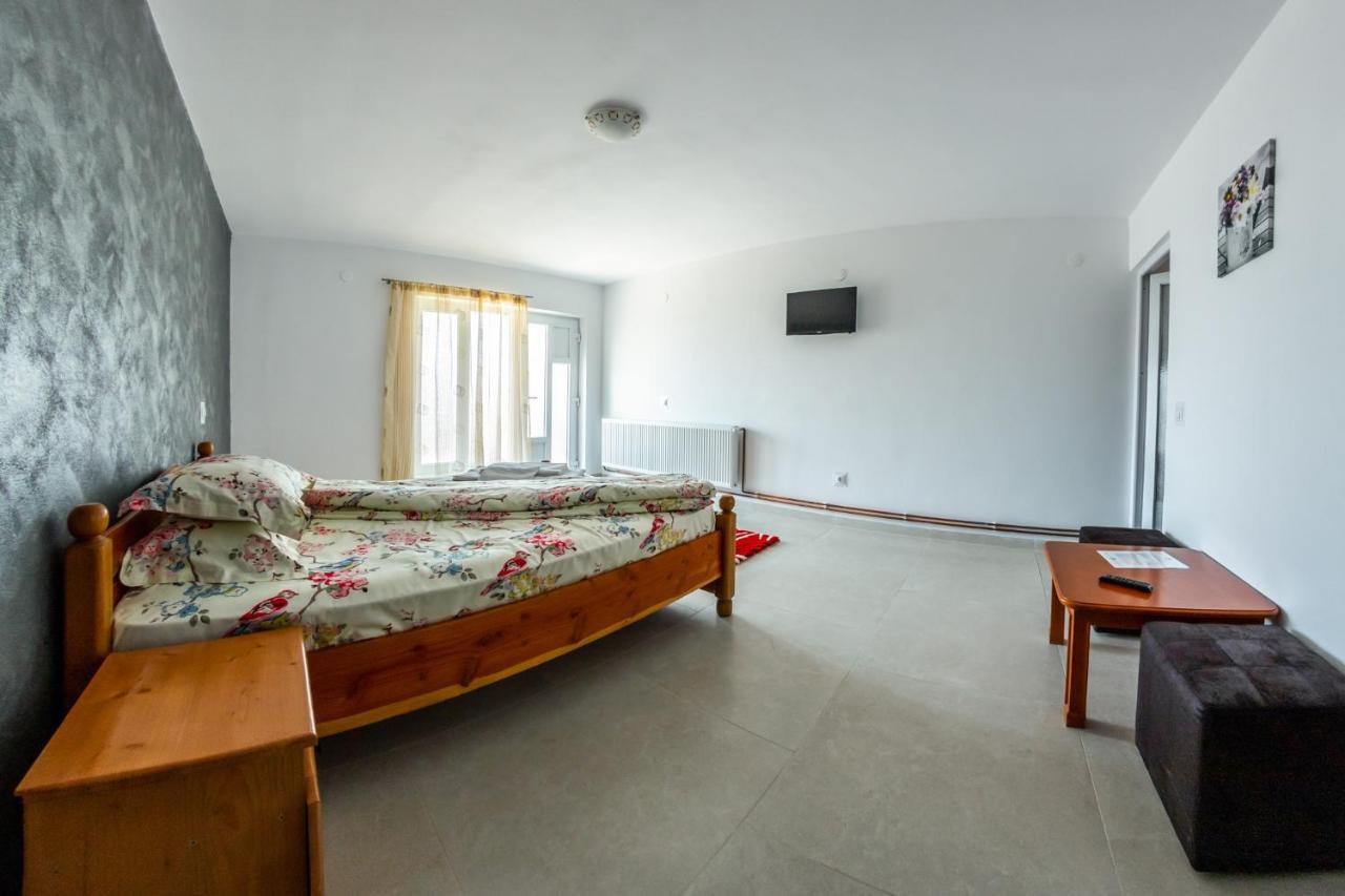Casa Alex Hotell Novaci-Străini Exteriör bild