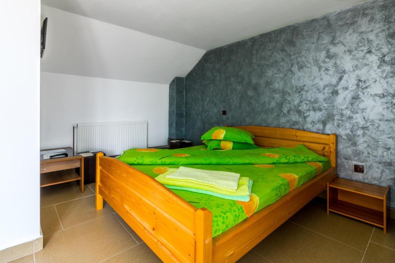 Casa Alex Hotell Novaci-Străini Exteriör bild